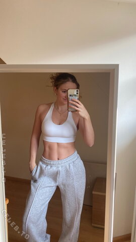 emily erdbeer nude photo 12