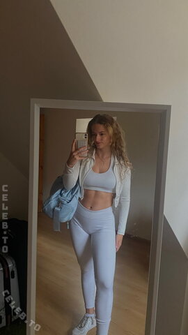 emily erdbeer nude photo 13