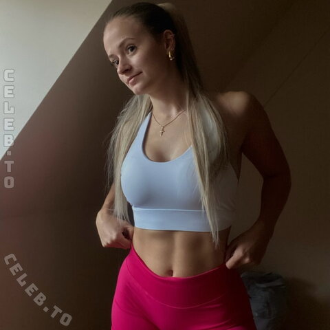 emily erdbeer nude photo 15