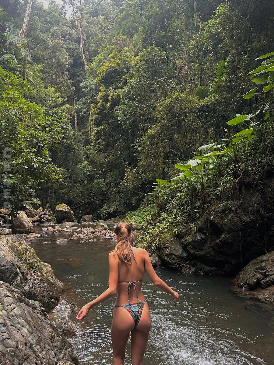Emily Feld nude photo 2