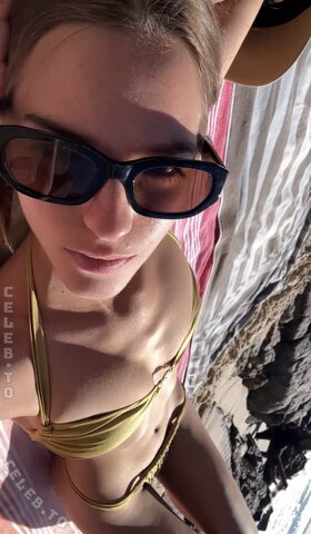 Emily Feld nude photo 4