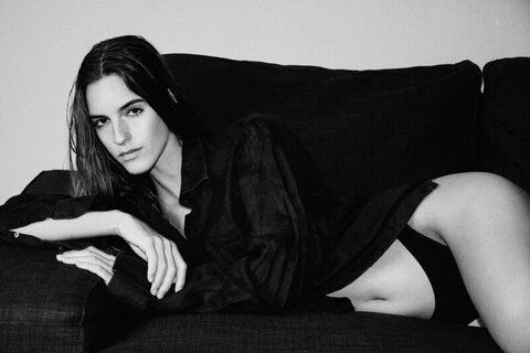Emily Feld Sexy (1 photo)