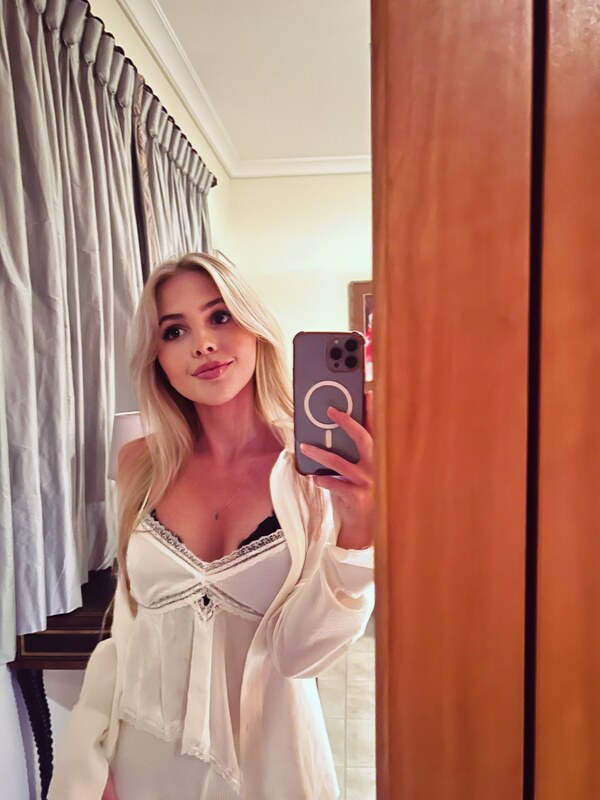 Emily Linge nude photo 20
