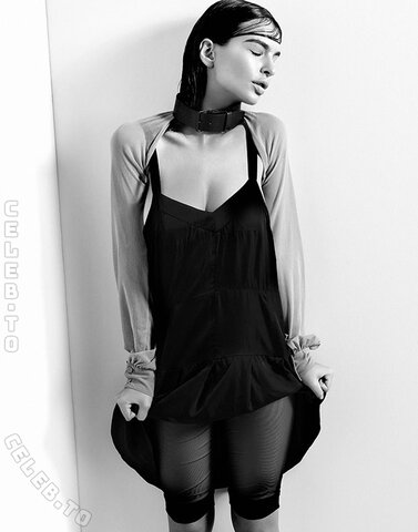 Emily Ratajkowski nude photo 30