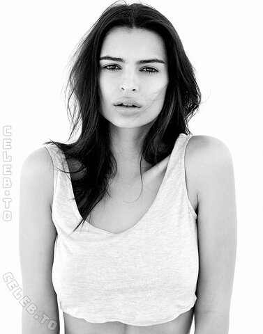 Emily Ratajkowski nude photo 33