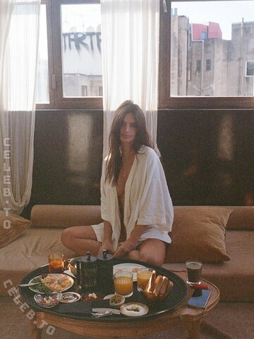 Emily Ratajkowski nude photo 71