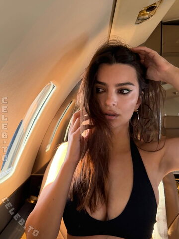 Emily Ratajkowski nude photo 266