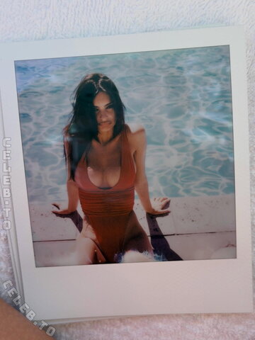 Emily Ratajkowski nude photo 16