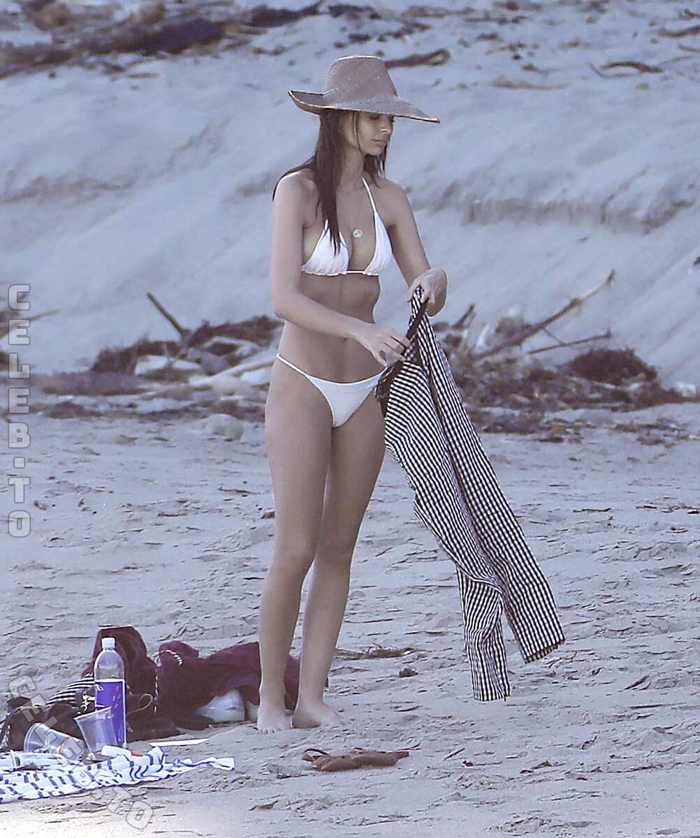 Emily Ratajkowski nude photo 1