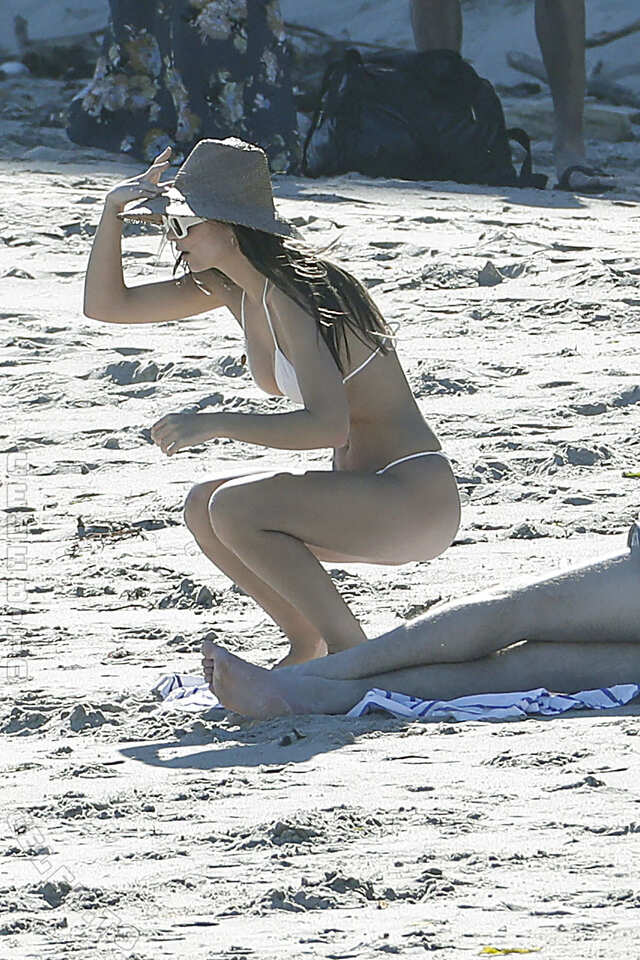 Emily Ratajkowski nude photo 13