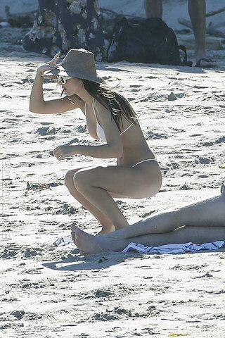 Emily Ratajkowski nude photo 14
