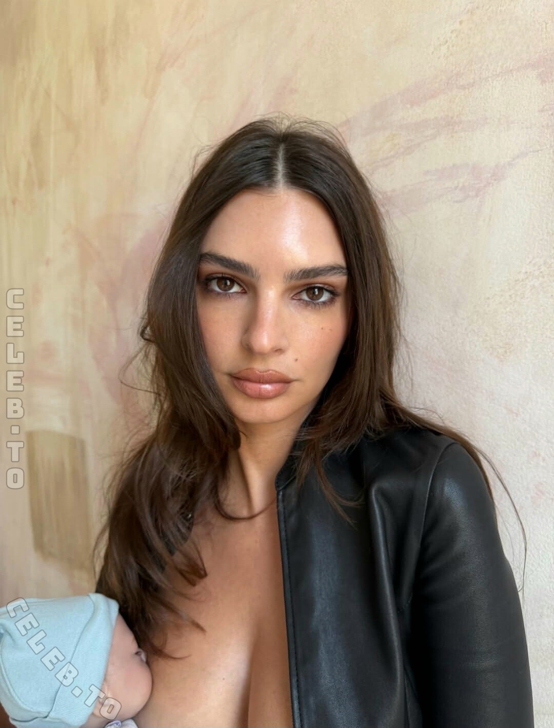 Emily Ratajkowski nude photo 4