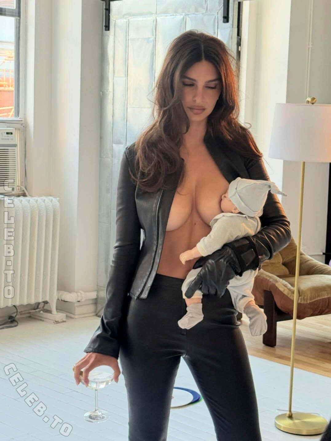 Emily Ratajkowski nude photo 8