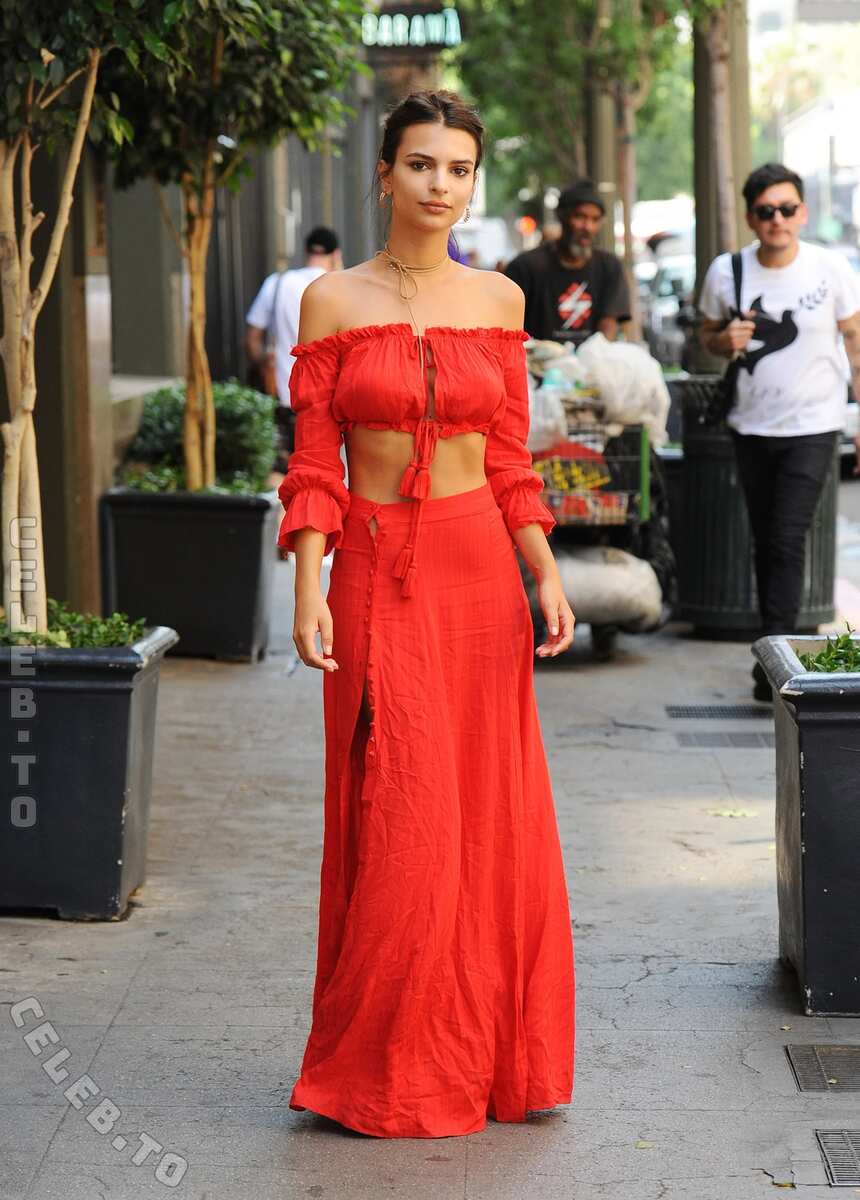 Emily Ratajkowski nude photo 17