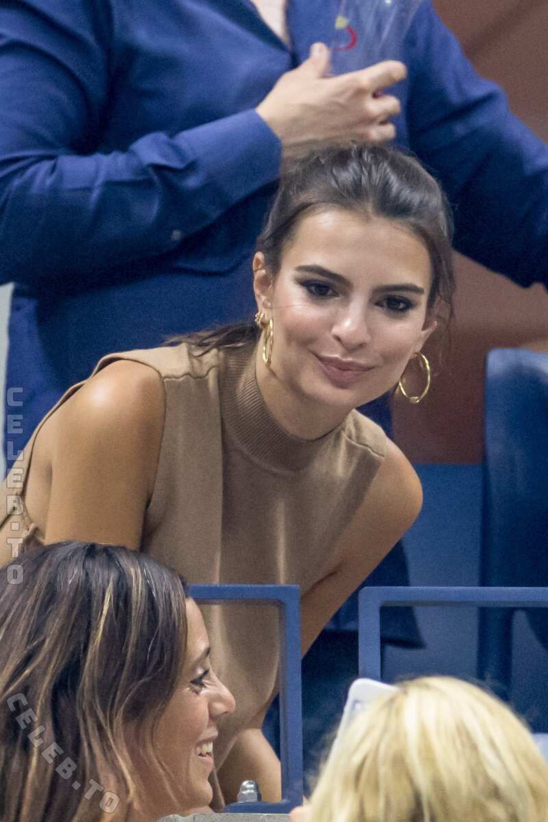 Emily Ratajkowski nude photo 2