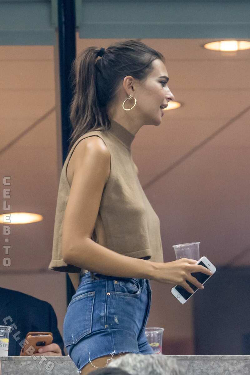Emily Ratajkowski nude photo 9