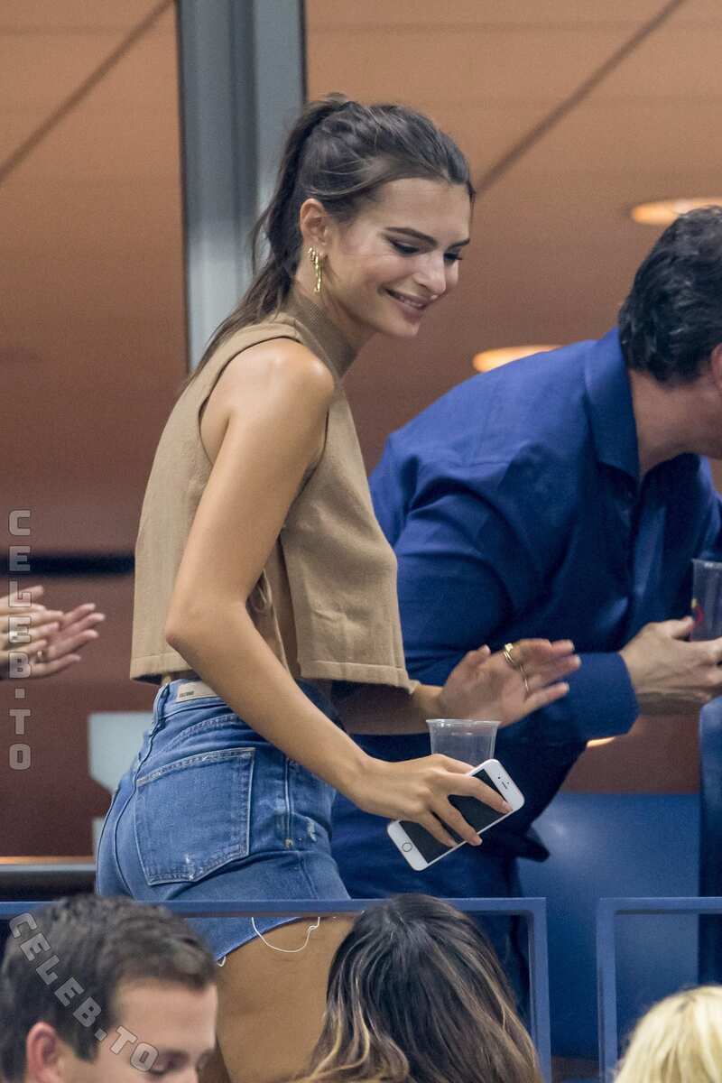 Emily Ratajkowski nude photo 13