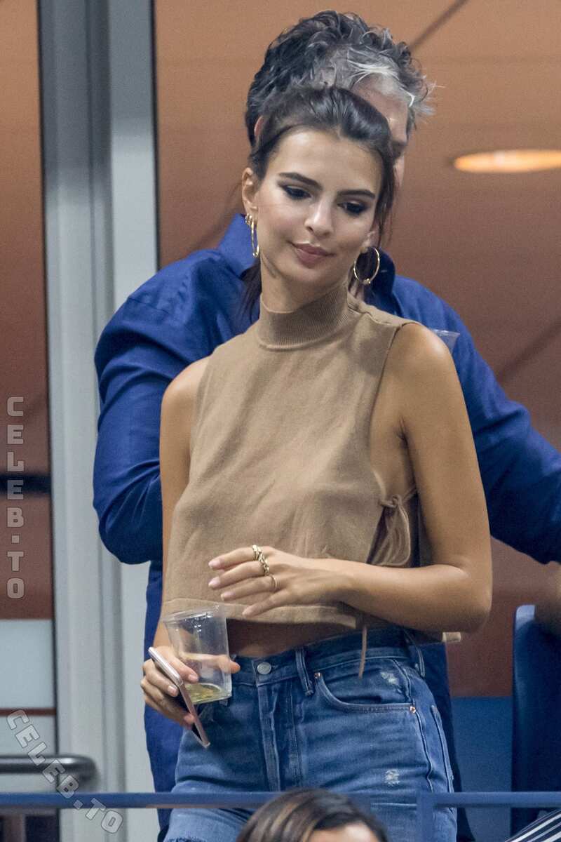 Emily Ratajkowski nude photo 16