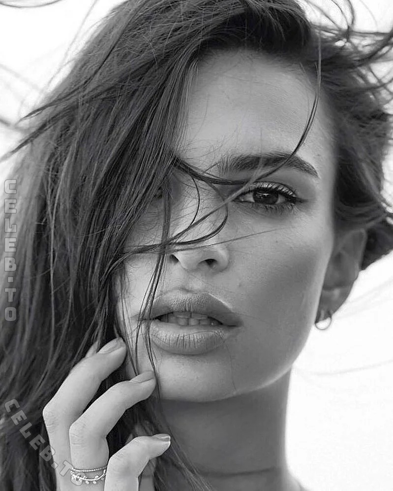 Emily Ratajkowski nude photo 1