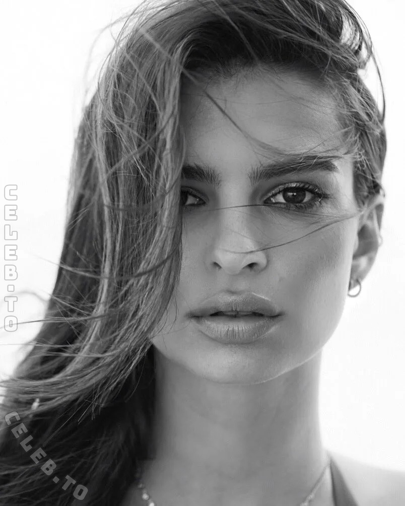 Emily Ratajkowski nude photo 4