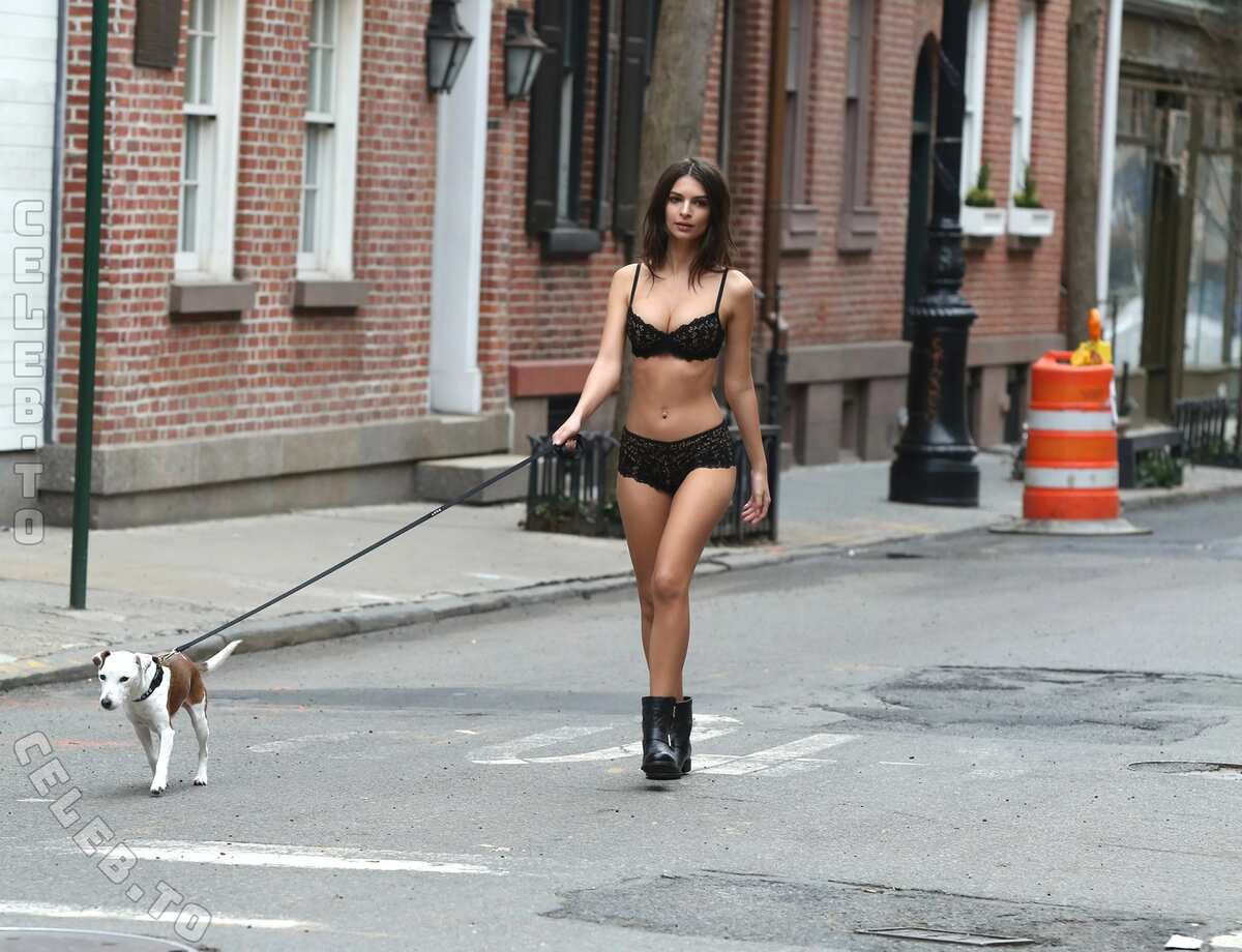 Emily Ratajkowski nude photo 4