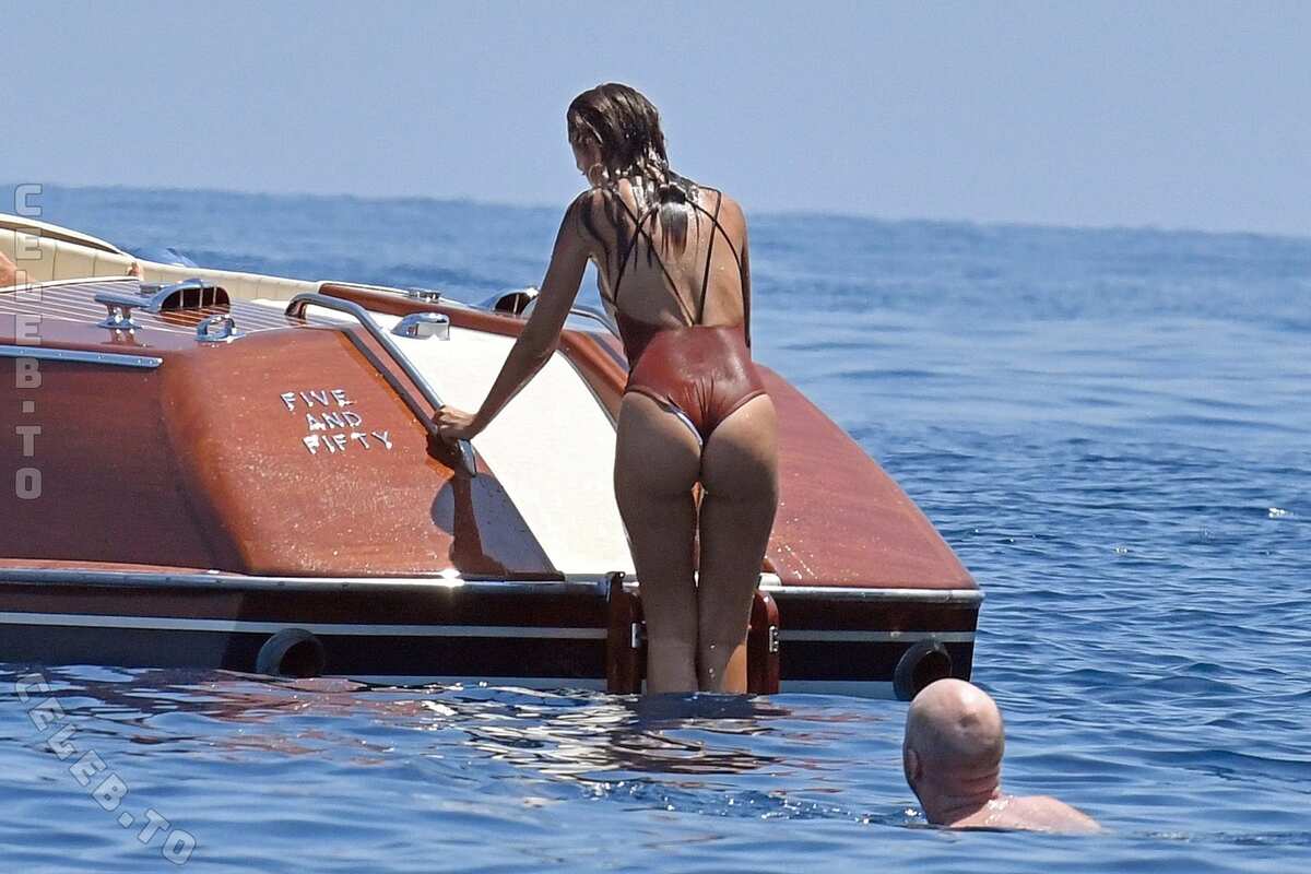 Emily Ratajkowski nude photo 7