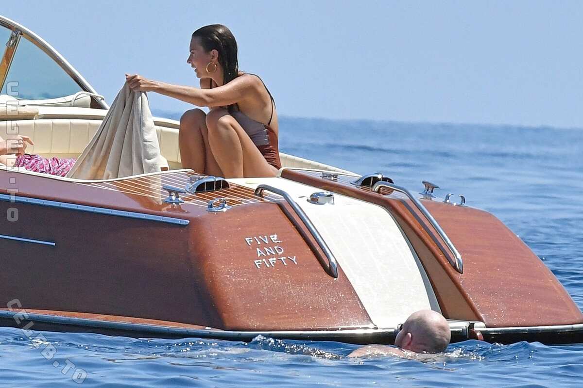 Emily Ratajkowski nude photo 11