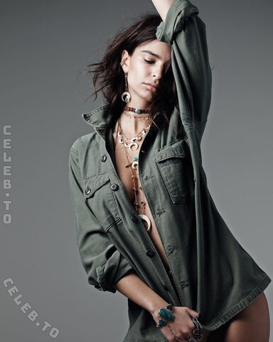 Emily Ratajkowski nude photo 40