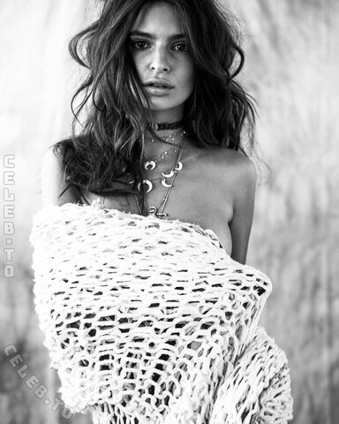 Emily Ratajkowski nude photo 29