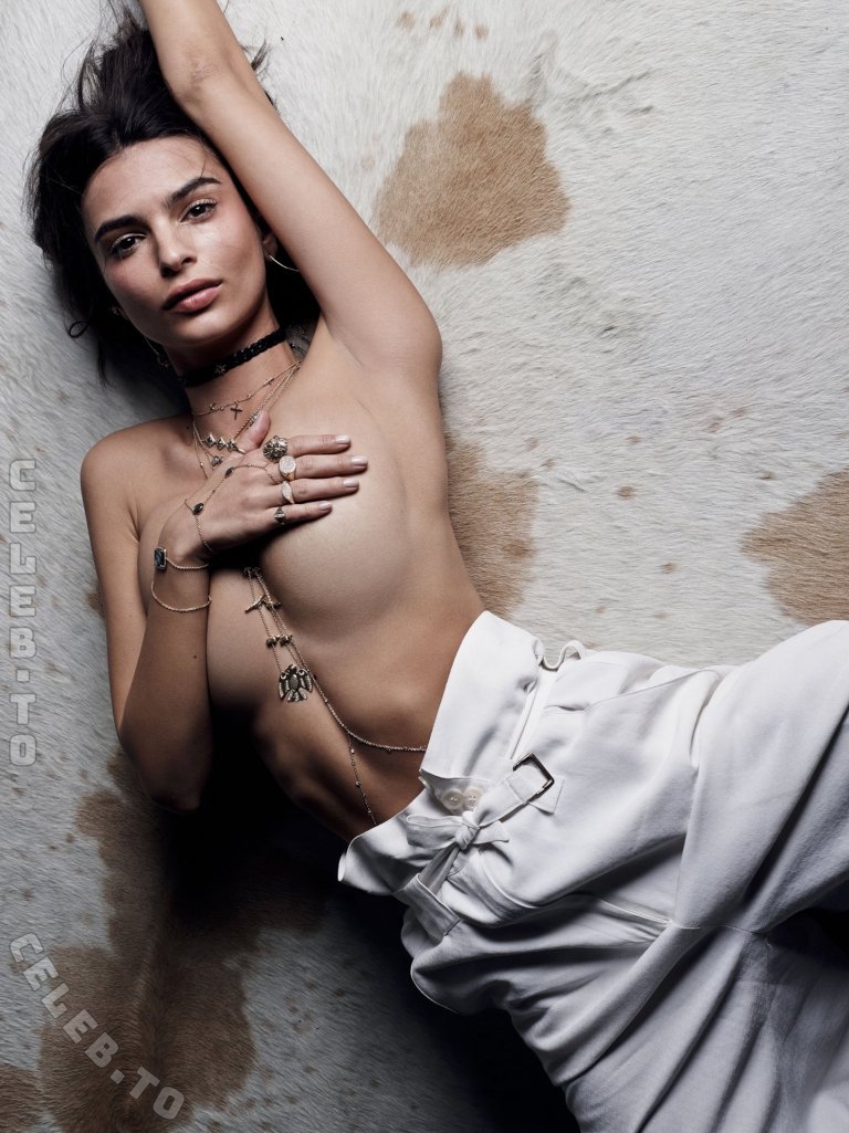 Emily Ratajkowski nude photo 17