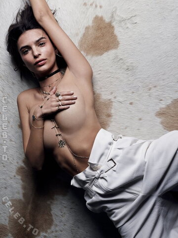 Emily Ratajkowski nude photo 28