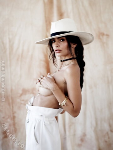 Emily Ratajkowski nude photo 24