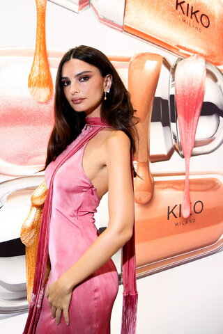 Emily Ratajkowski nude photo 194
