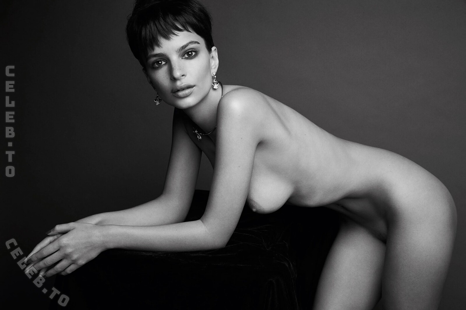 Emily Ratajkowski nude photo 1