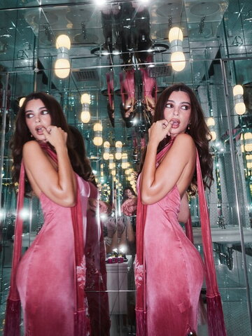 Emily Ratajkowski photo 1