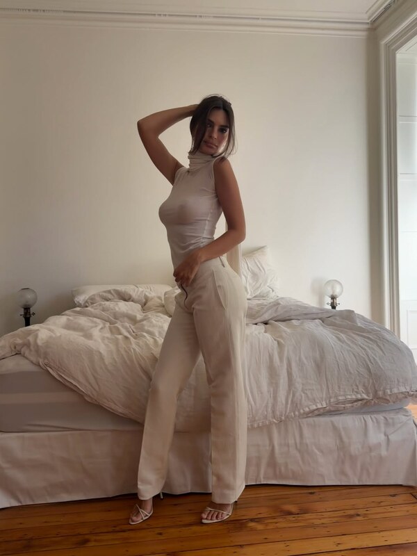 Emily Ratajkowski nude photo 6