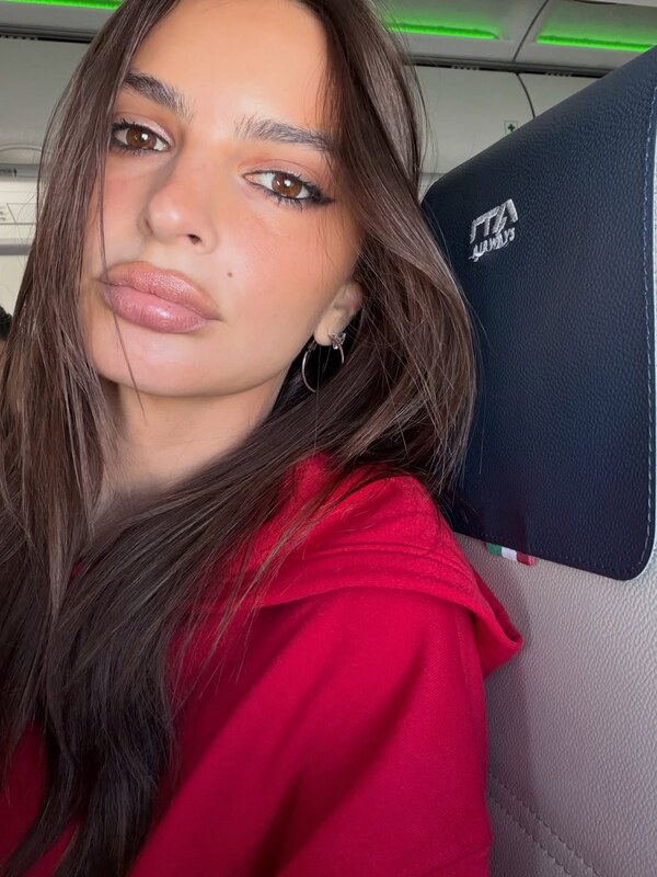 Emily Ratajkowski nude photo 9