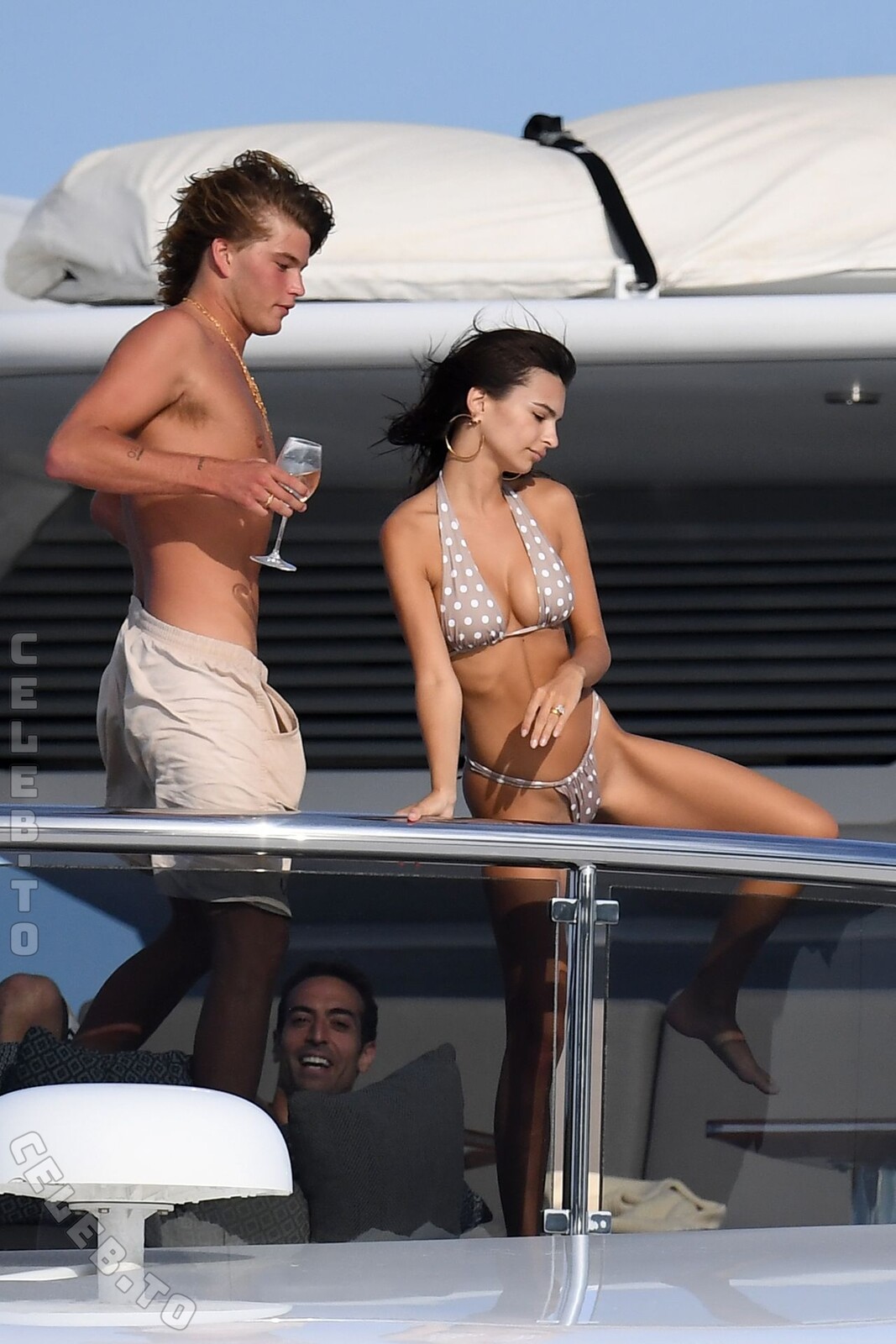 Emily Ratajkowski nude photo 6
