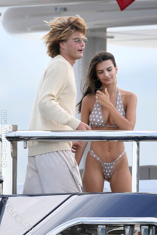 Emily Ratajkowski nude photo 25