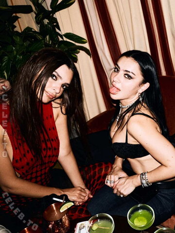 Emily Ratajkowski nude photo 18