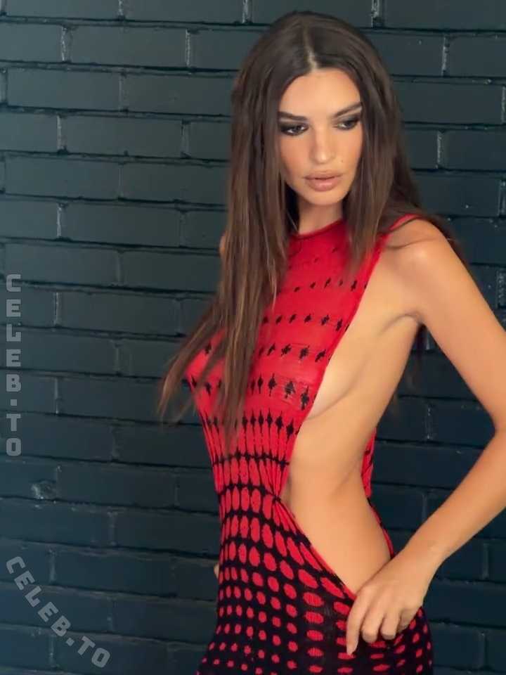 Emily Ratajkowski nude photo 12