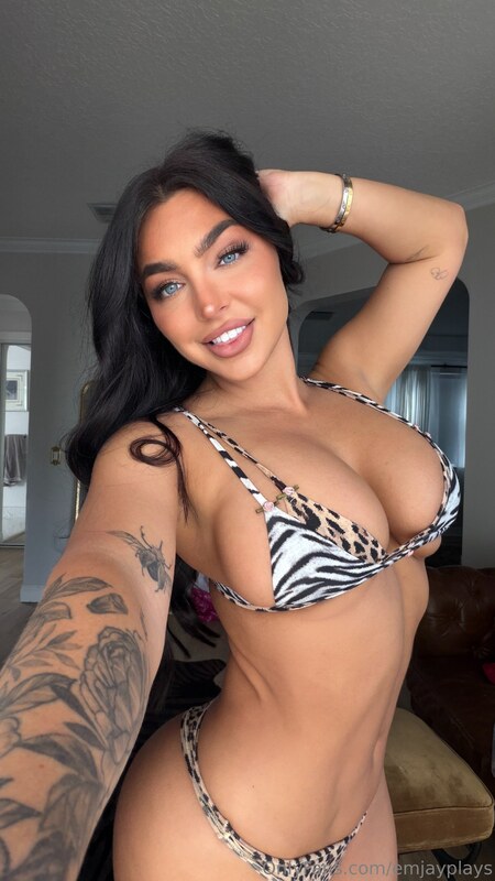 emily rinaudo nude photo 16