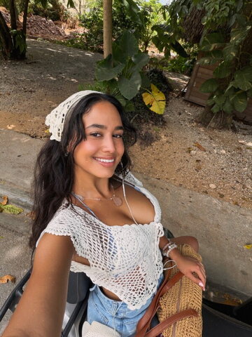 Emily Tosta nude photo 10