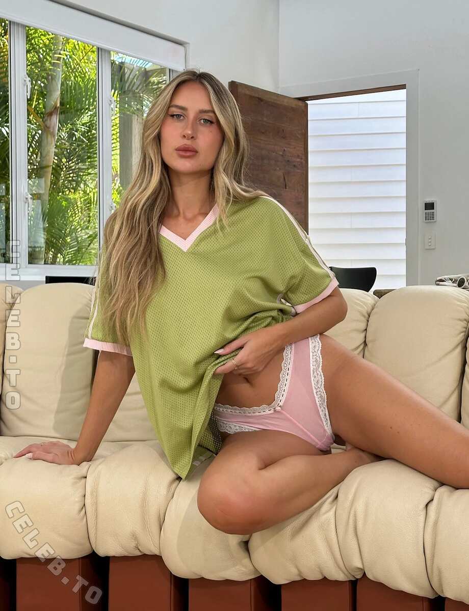 Emily Venz nude photo 2