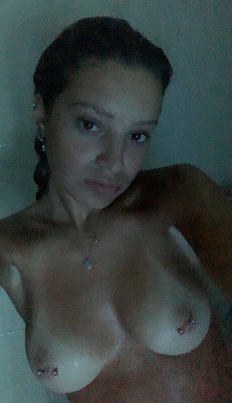 Emily nude photo 11