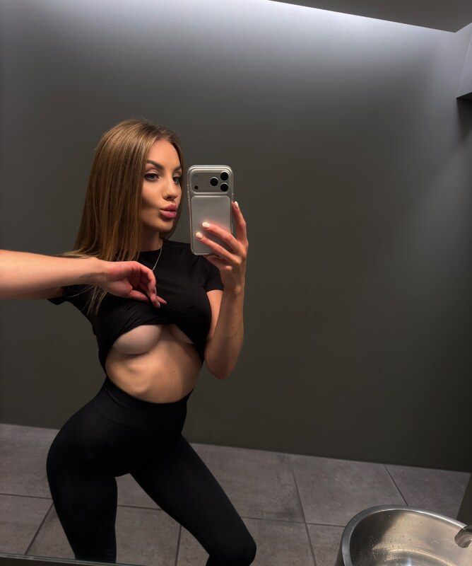 Emily nude photo 3
