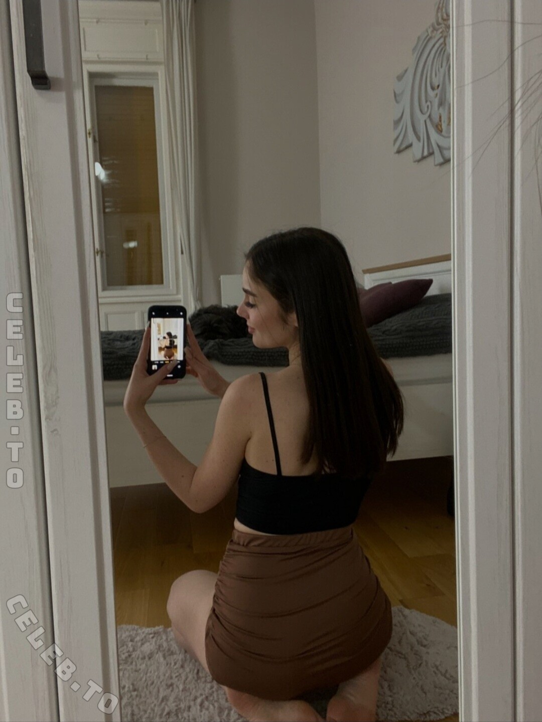 emily63 nude photo 5