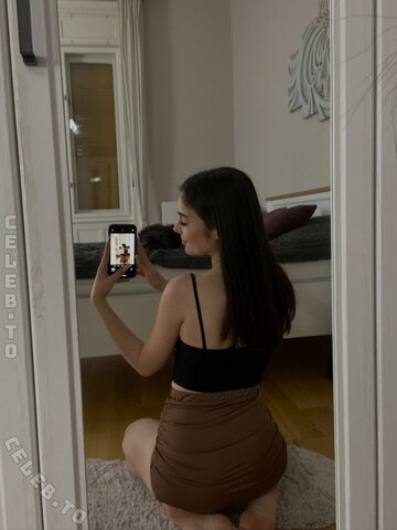 emily63 nude photo 9
