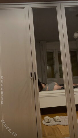 emily63 nude photo 7
