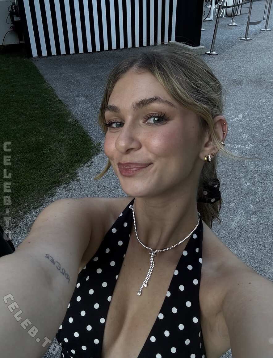 Emilylior nude photo 2